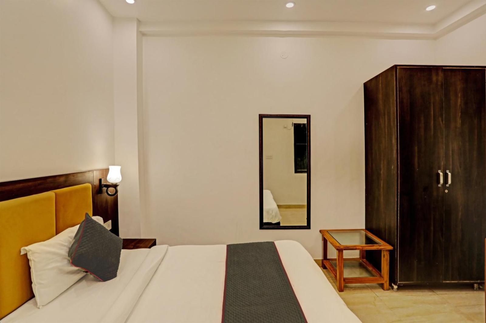Hotel Golden Prime King Ню Делхи Екстериор снимка